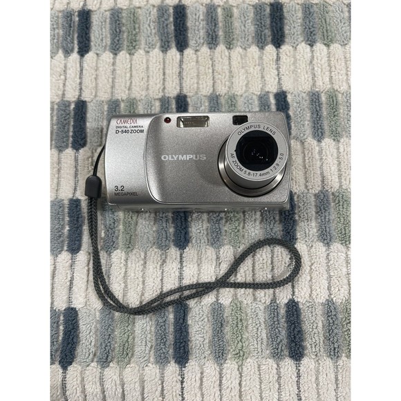 Olympus CAMEDIA D-540 Zoom 3.2MP Digital CameraSilver Tested Works Card Incl.